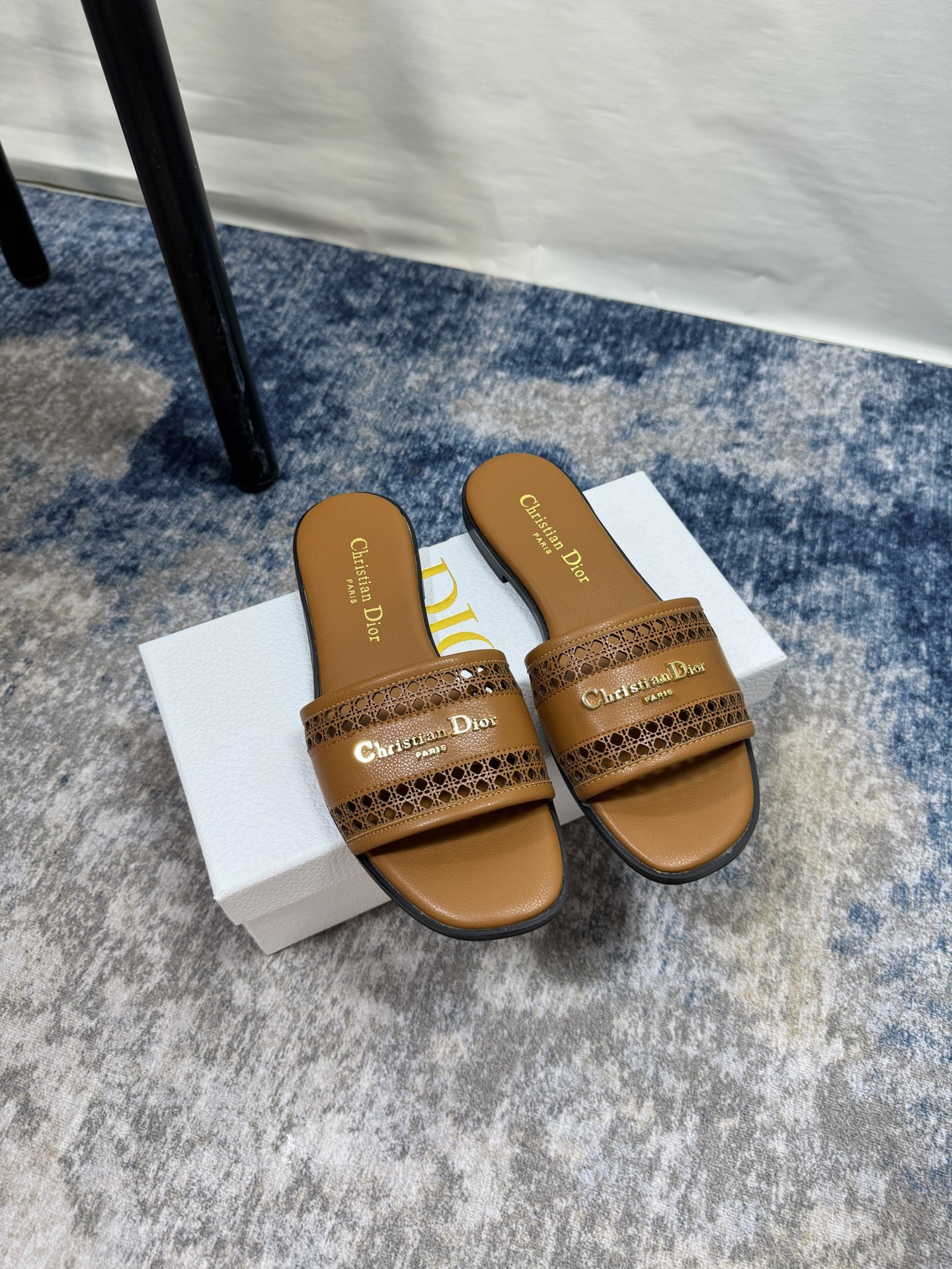 D style Hollow flat slippers