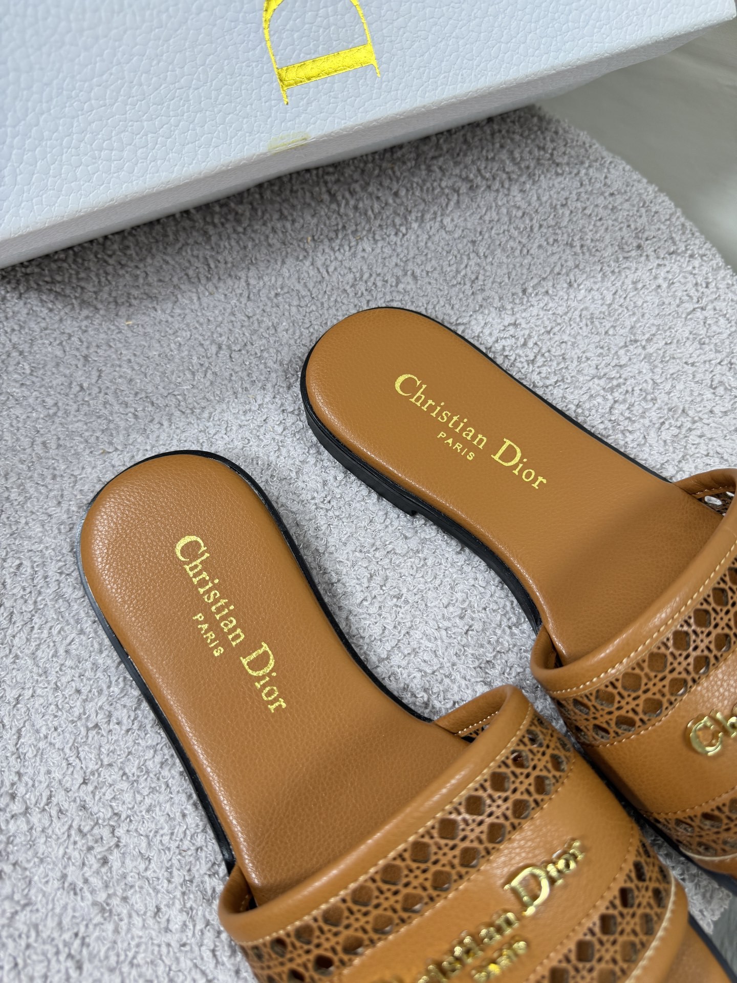 D style Hollow flat slippers