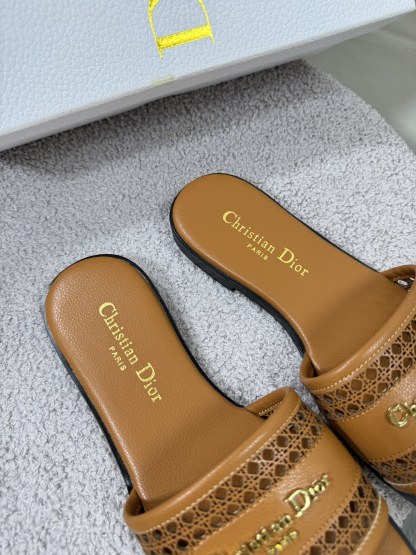 D style Hollow flat slippers