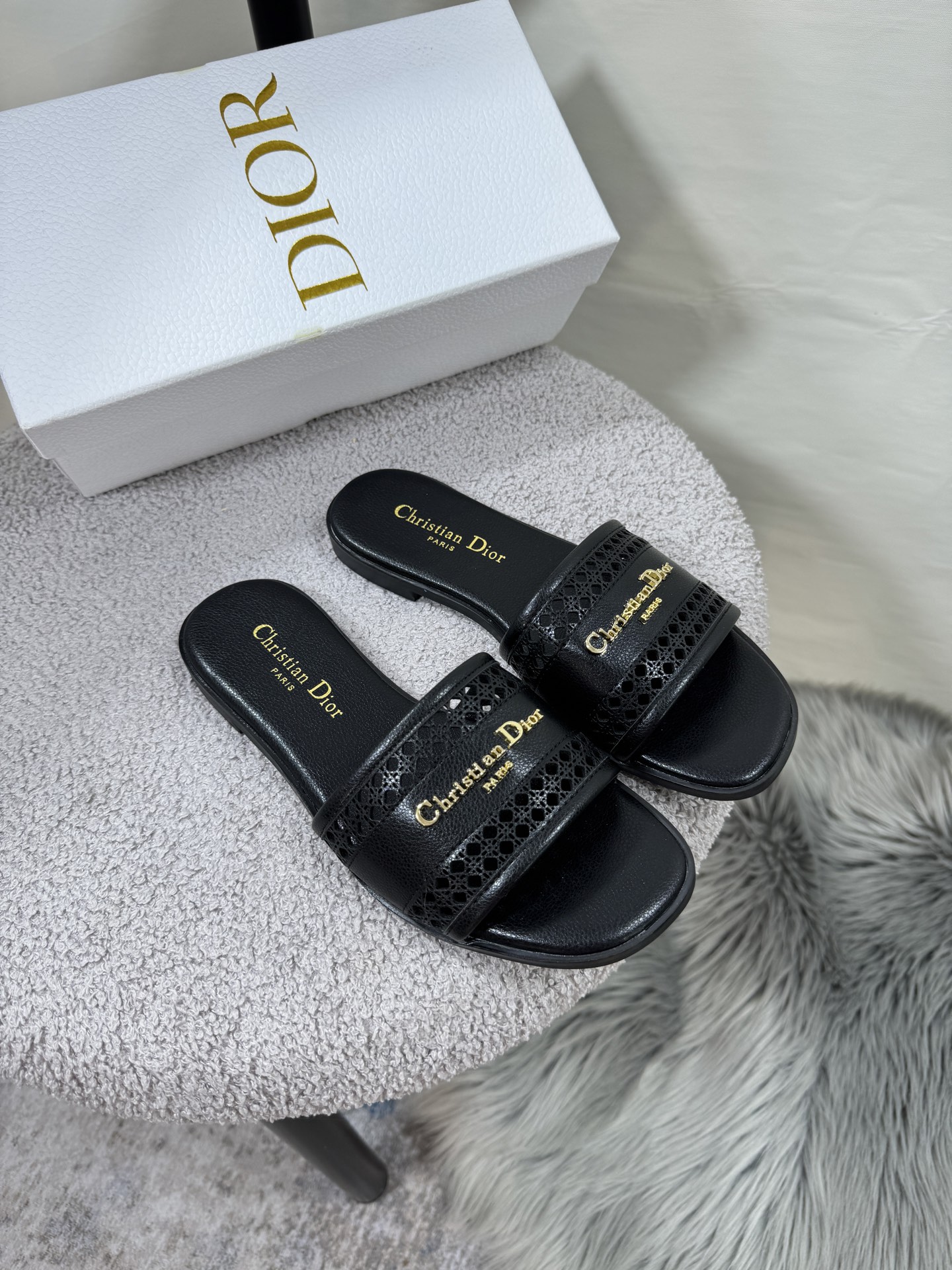 D style Hollow flat slippers