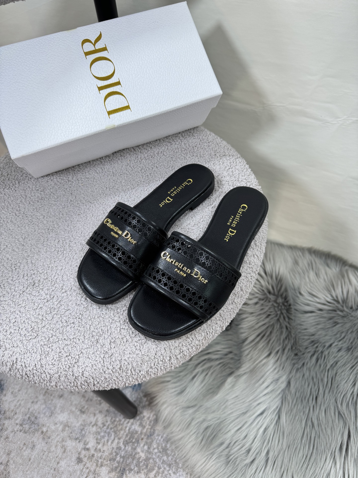 D style Hollow flat slippers