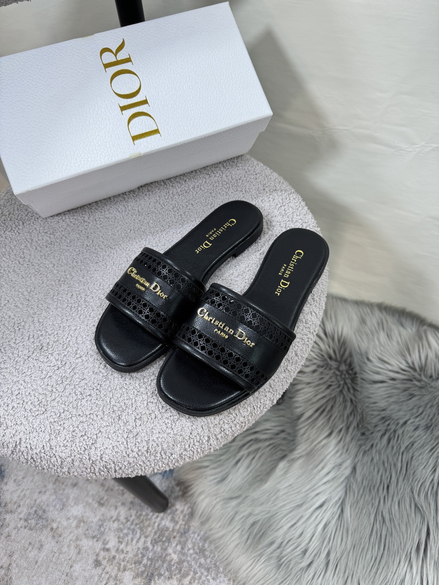 D style Hollow flat slippers