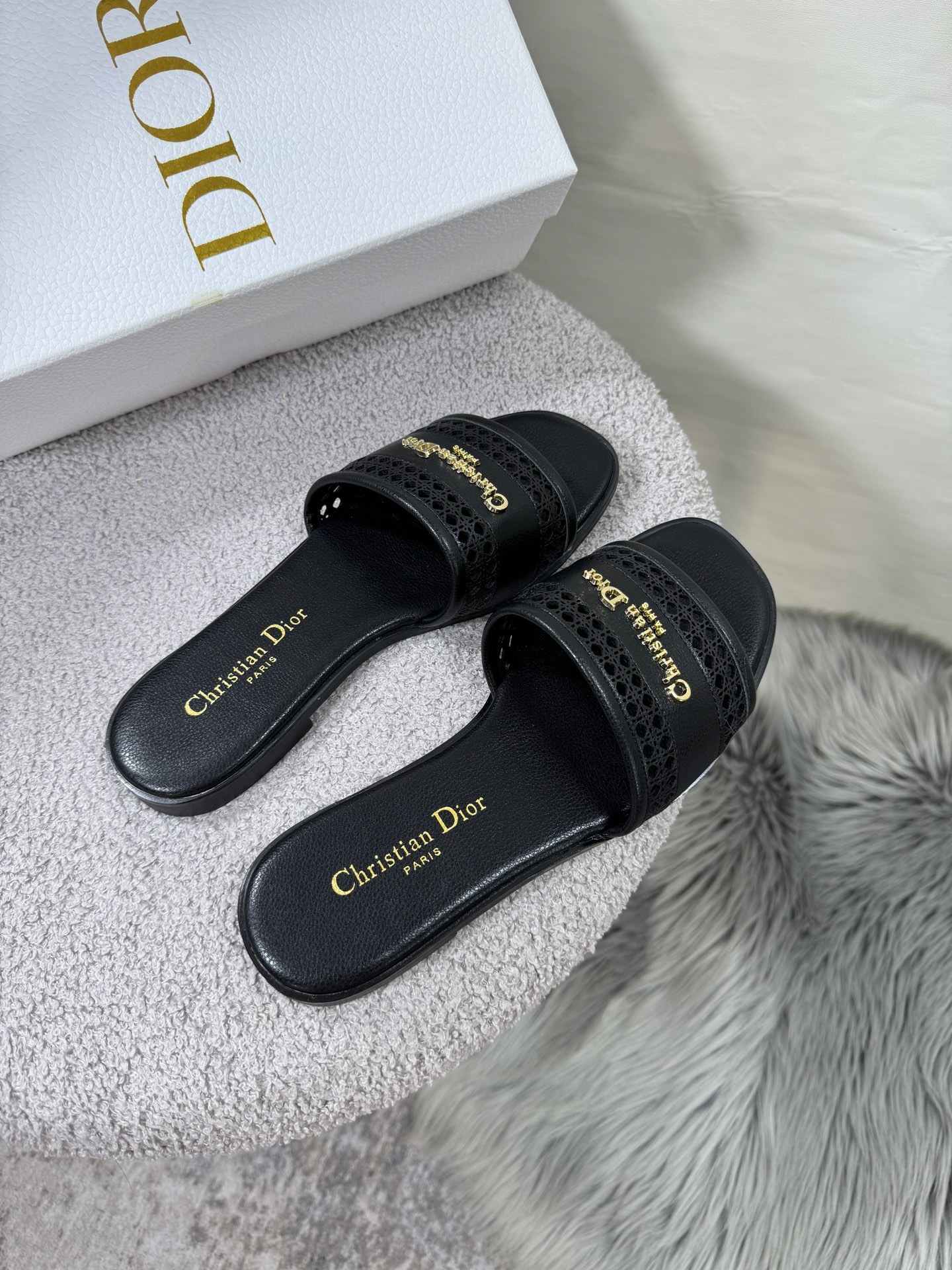 D style Hollow flat slippers