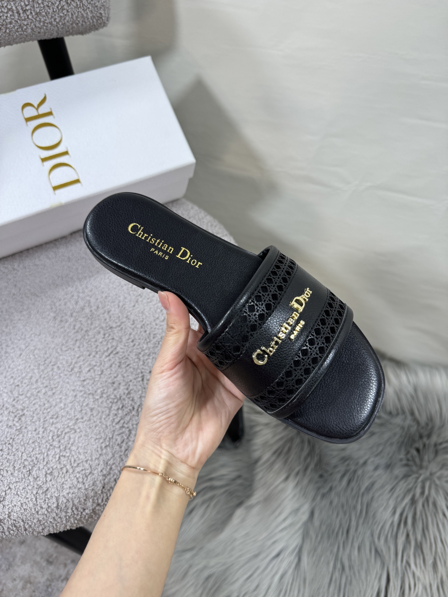 D style Hollow flat slippers