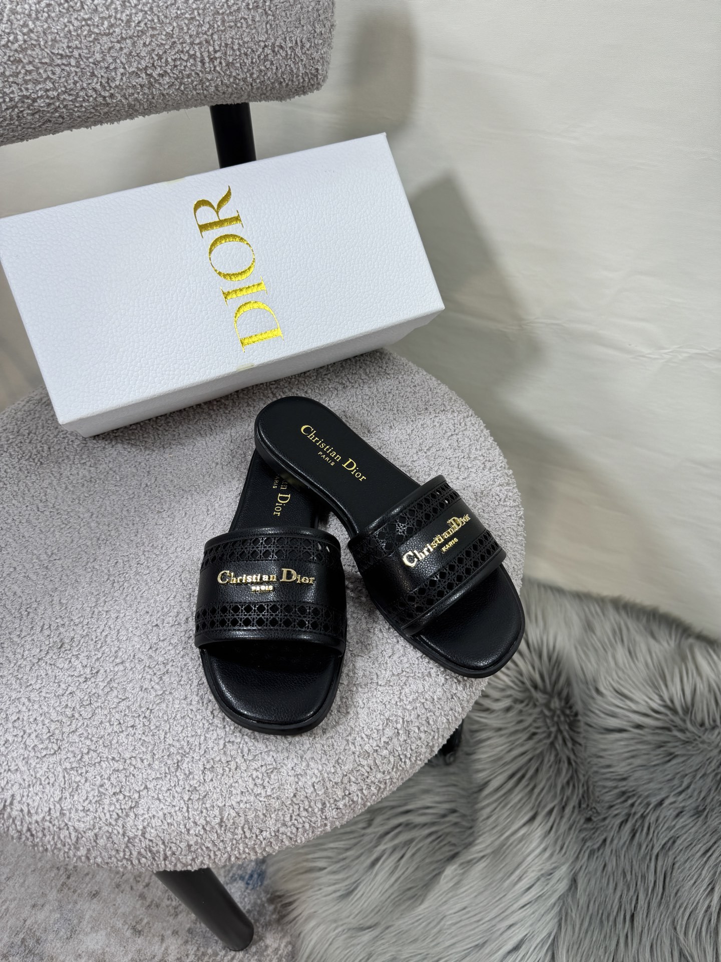 D style Hollow flat slippers