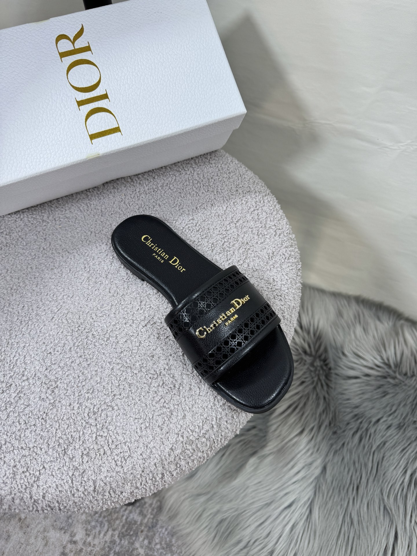 D style Hollow flat slippers