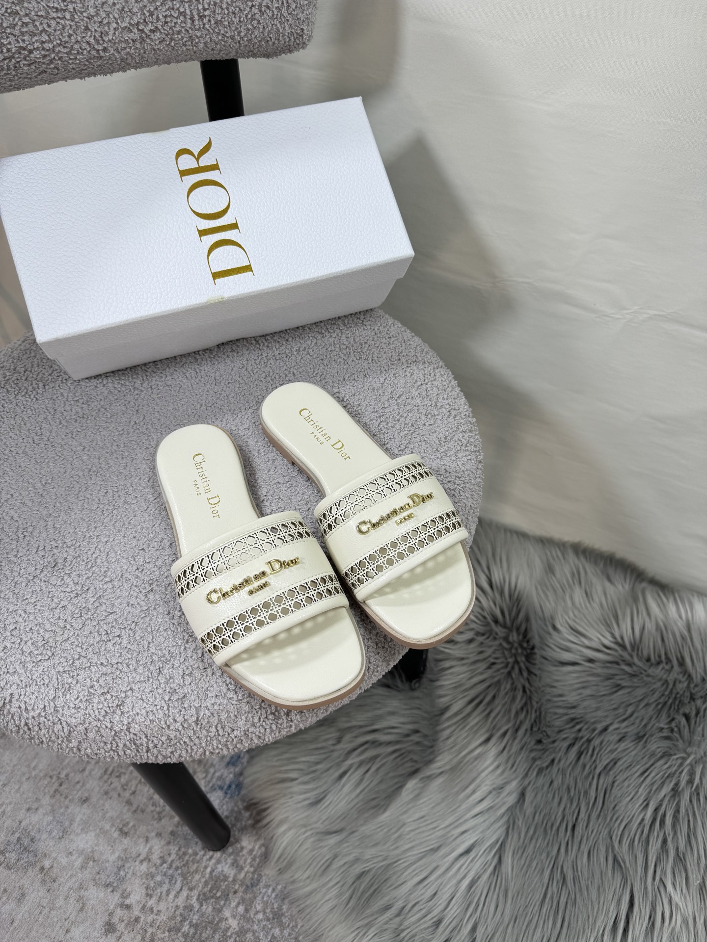 D style Hollow flat slippers