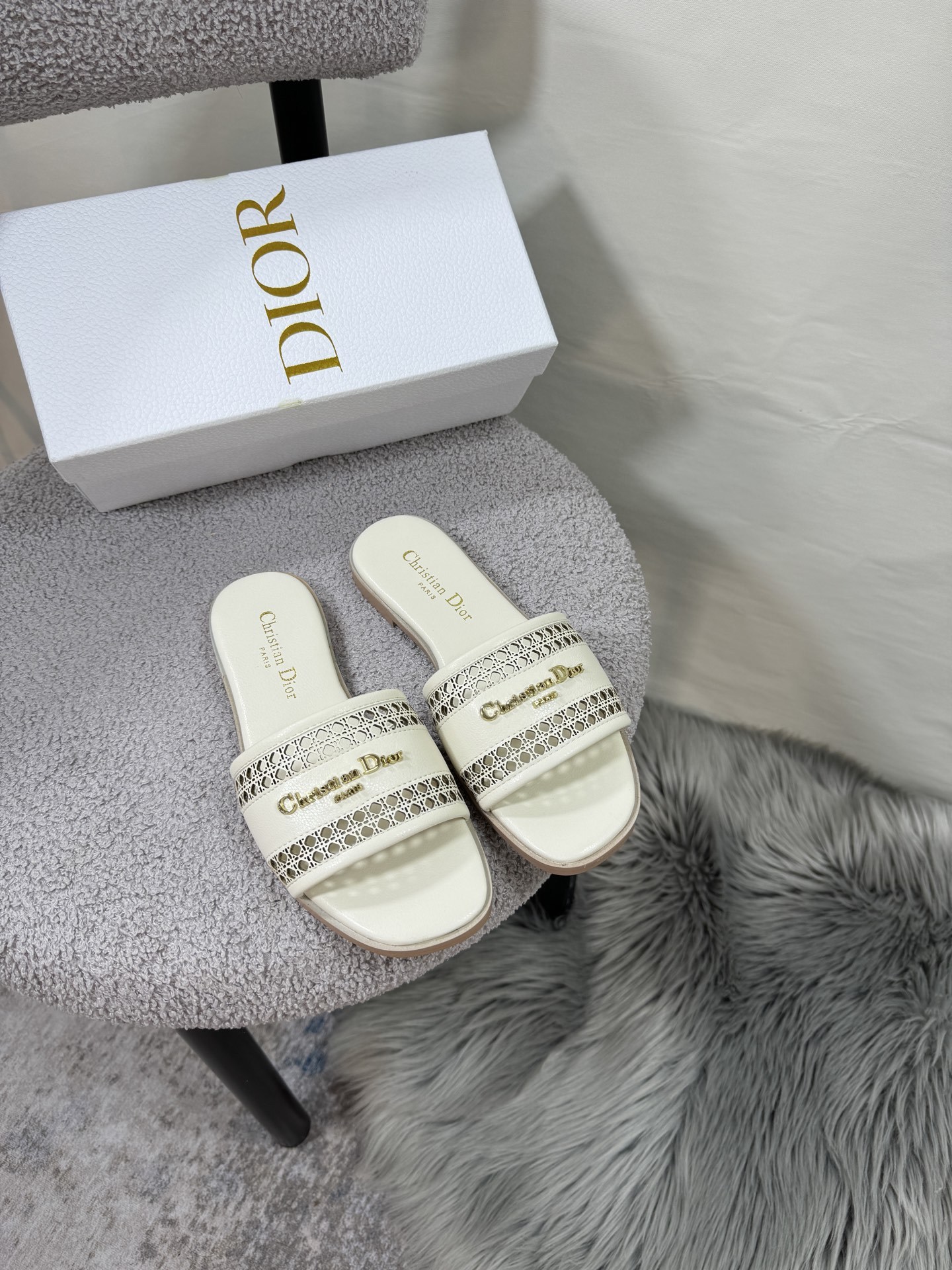 D style Hollow flat slippers