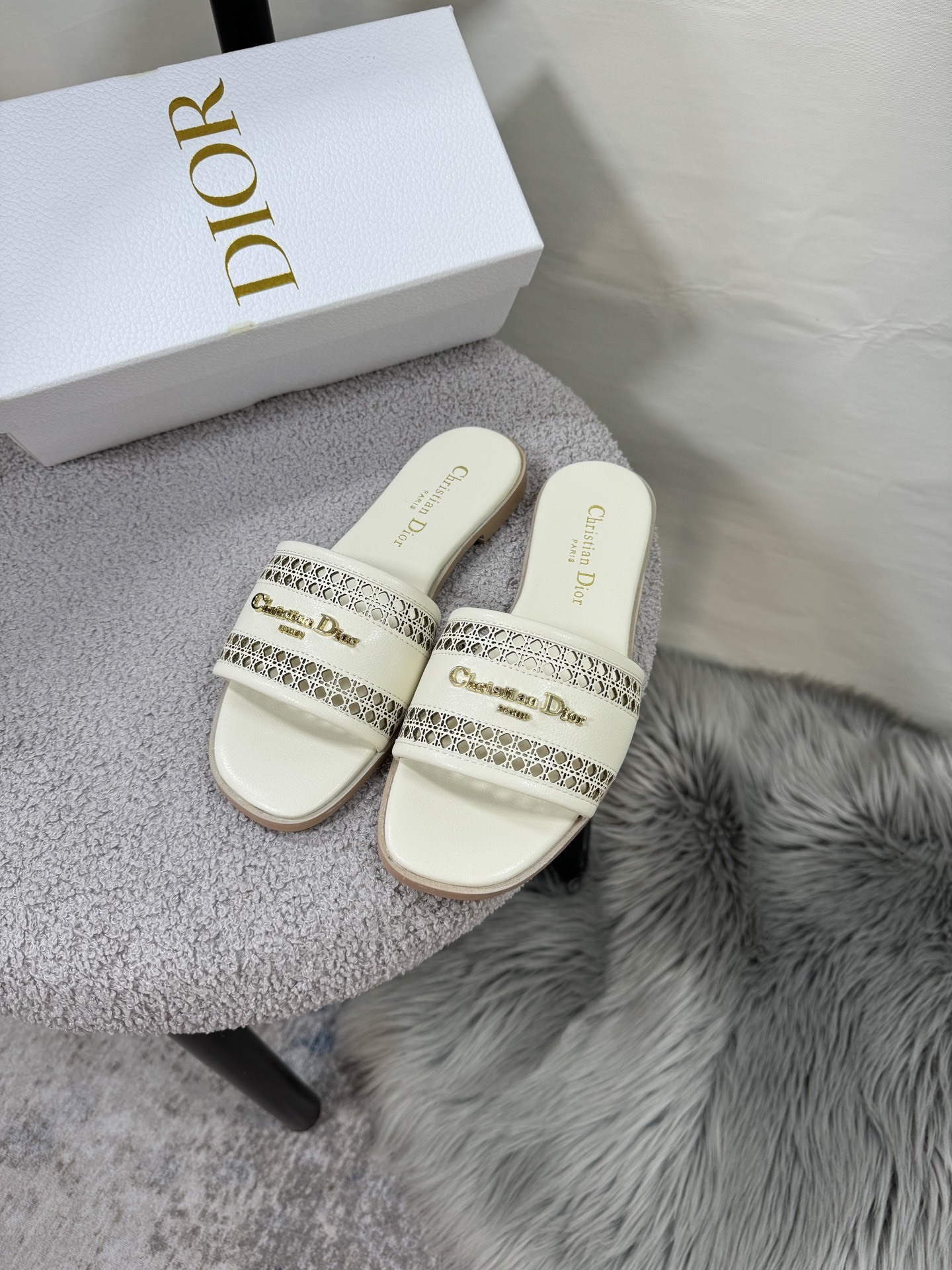 D style Hollow flat slippers