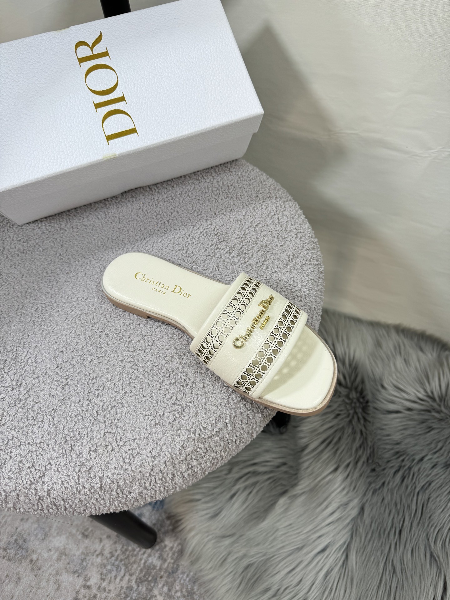 D style Hollow flat slippers