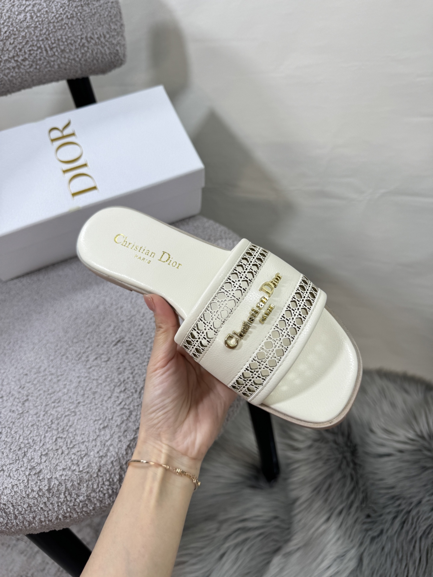 D style Hollow flat slippers