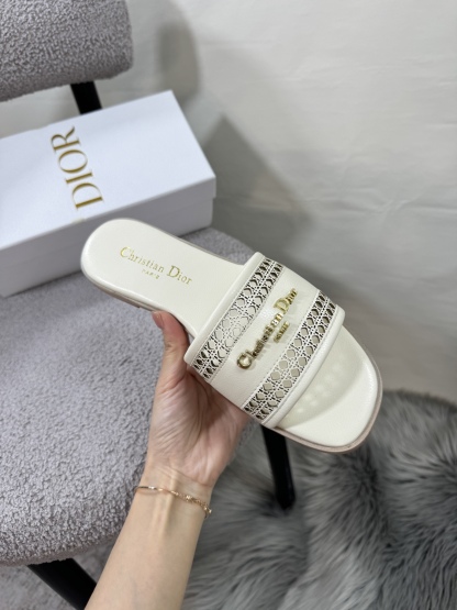 D style Hollow flat slippers