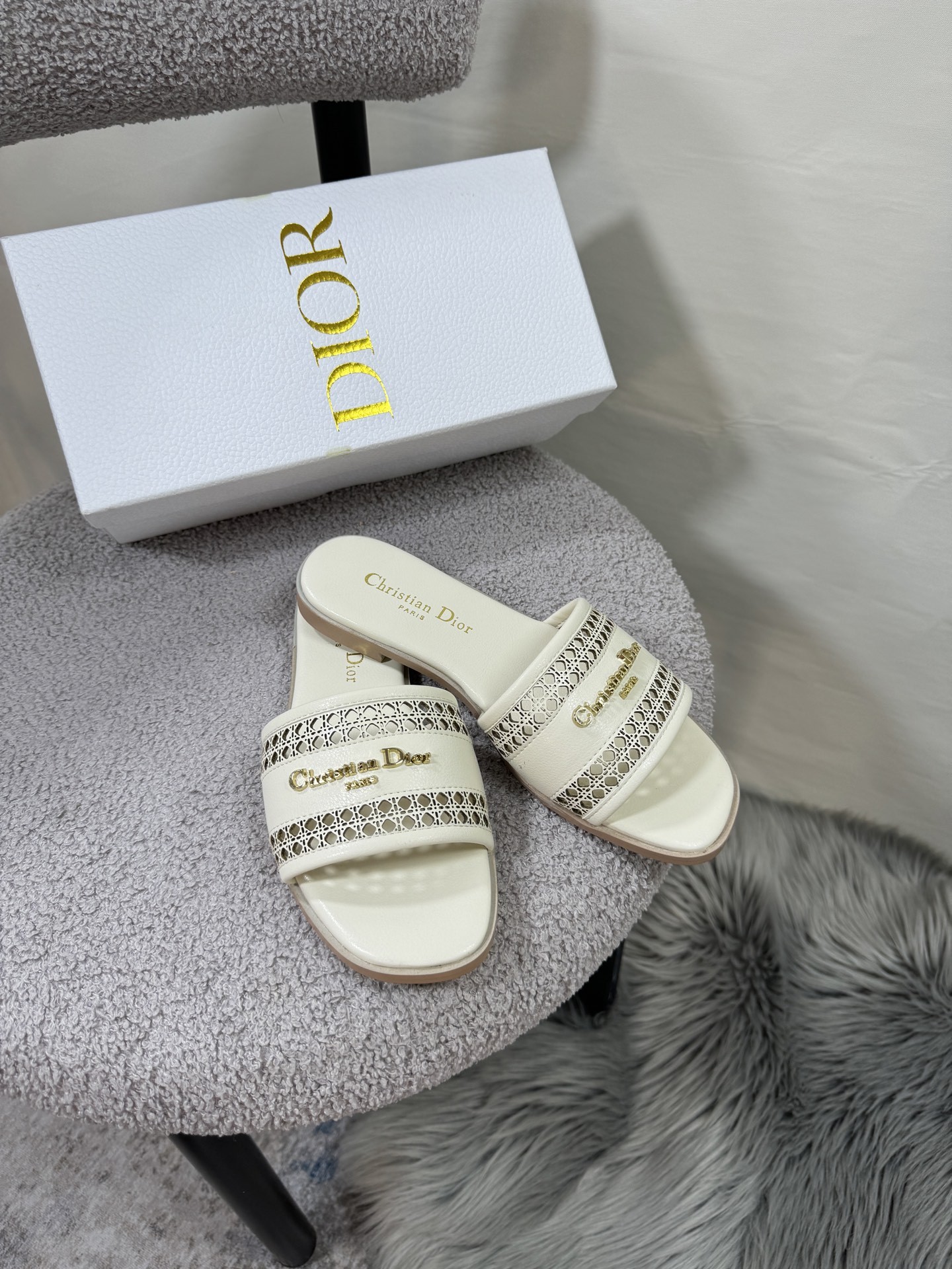 D style Hollow flat slippers