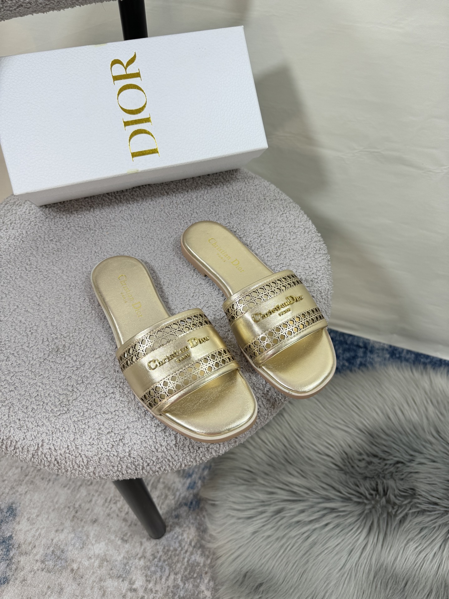 D style Hollow flat slippers