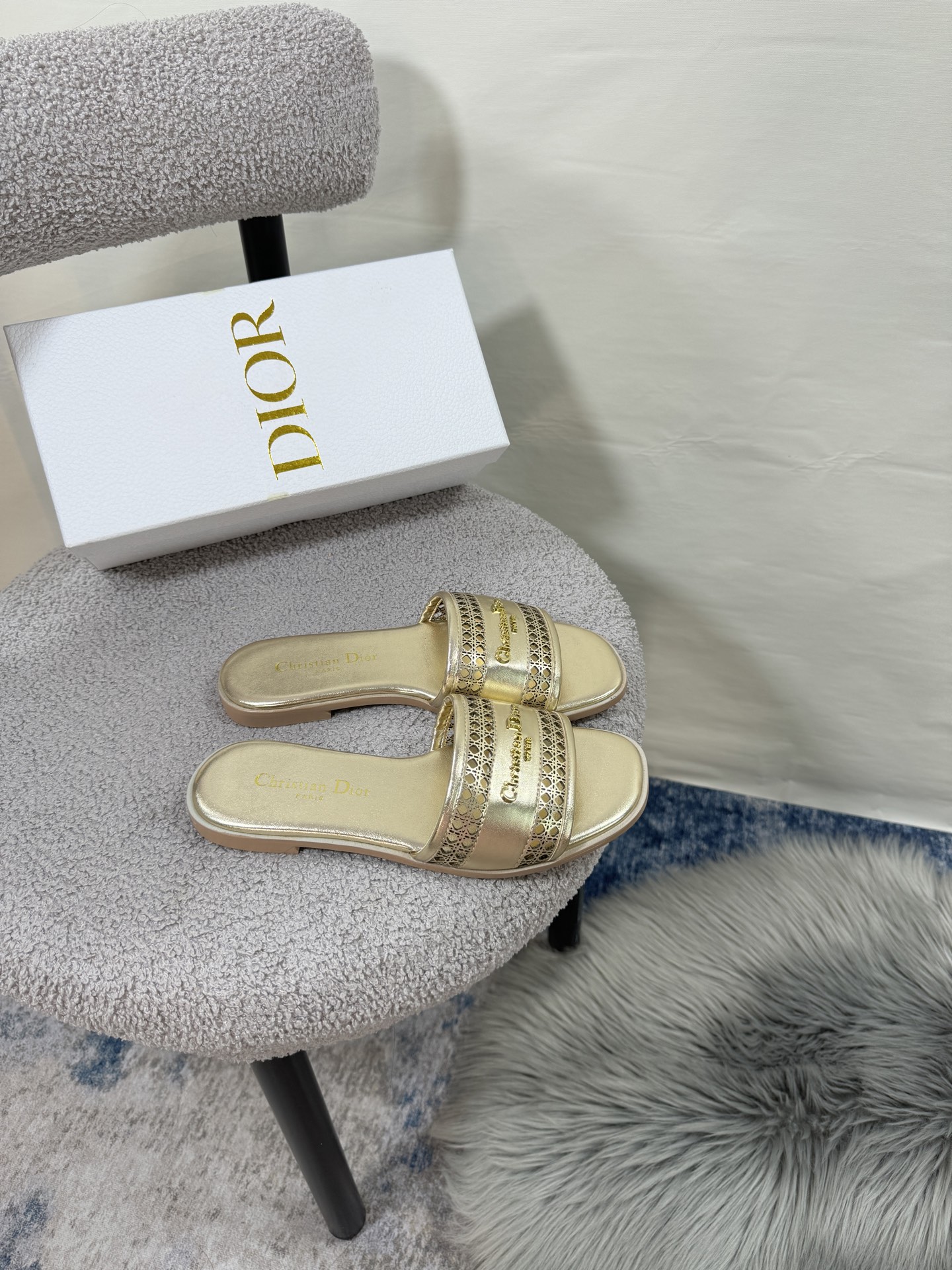 D style Hollow flat slippers