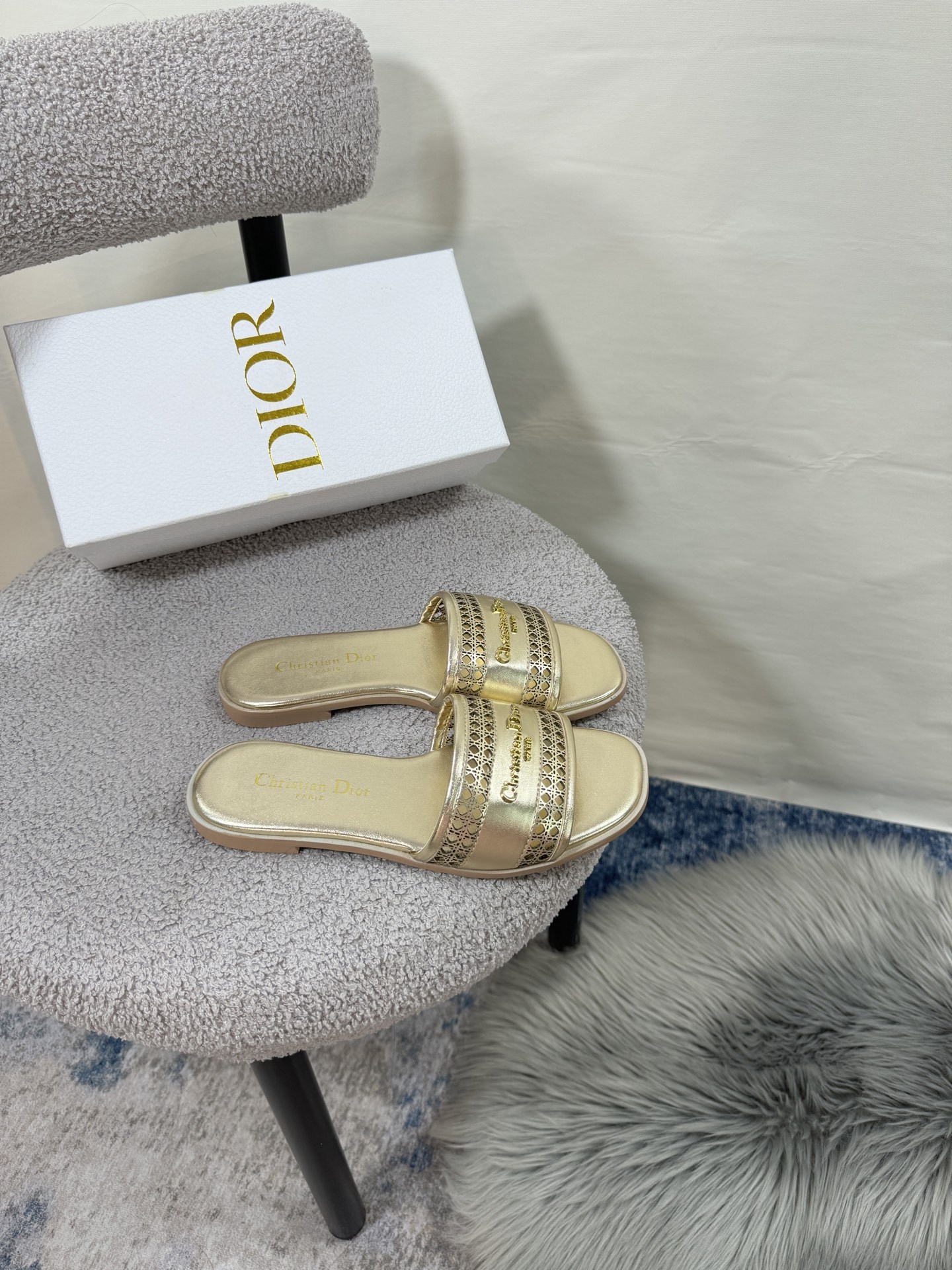 D style Hollow flat slippers