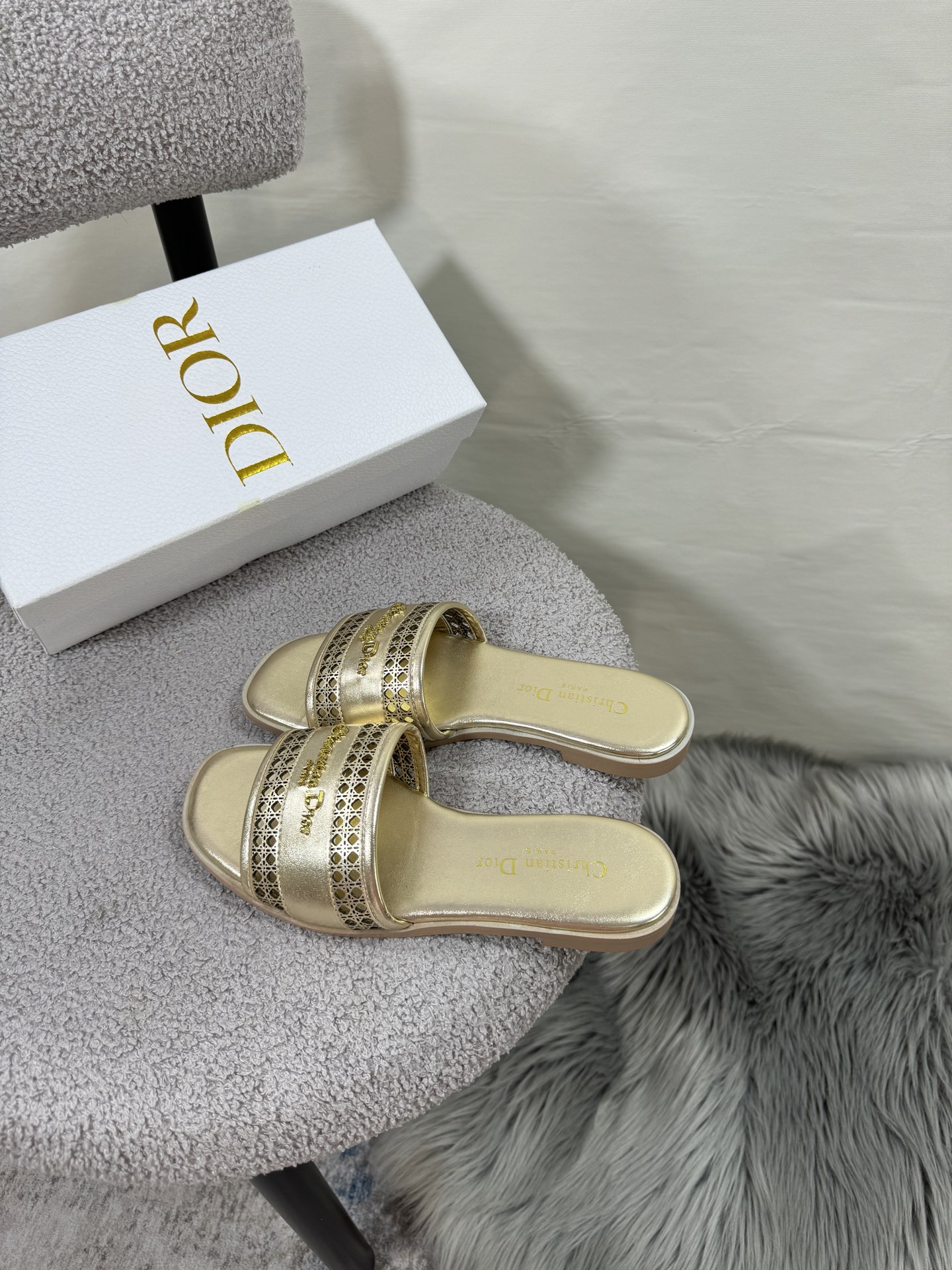 D style Hollow flat slippers