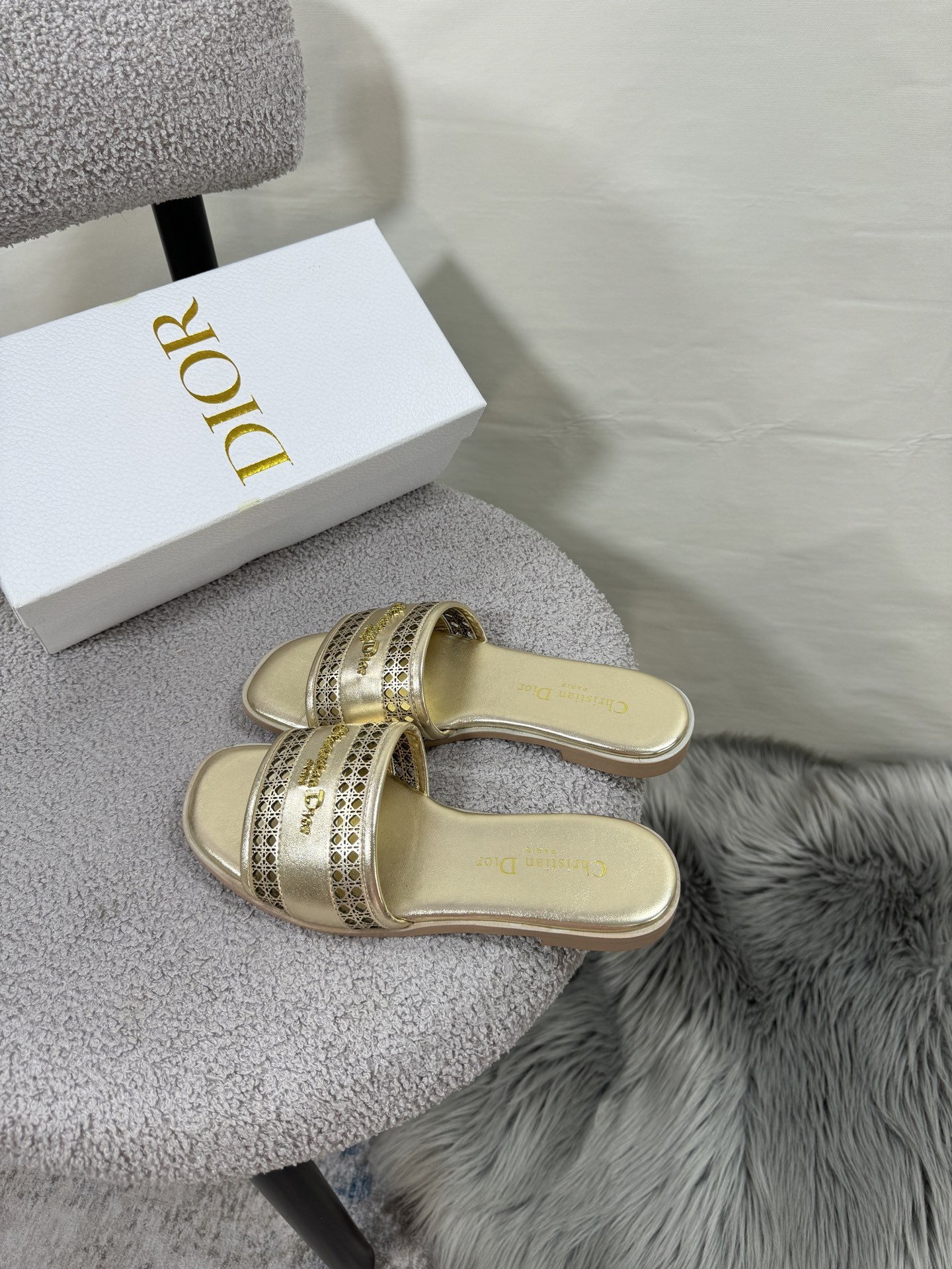 D style Hollow flat slippers