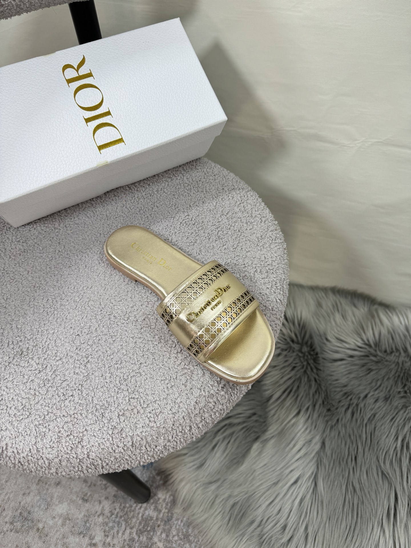 D style Hollow flat slippers