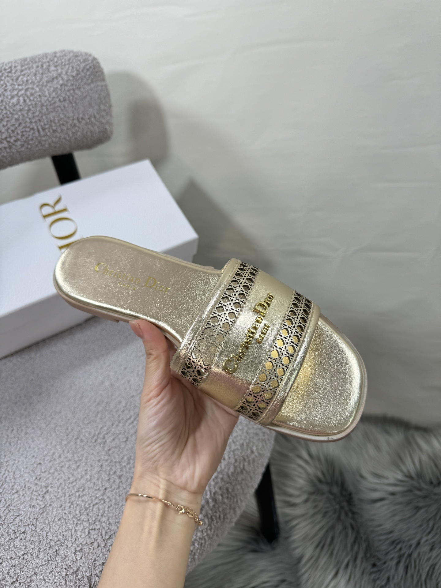 D style Hollow flat slippers