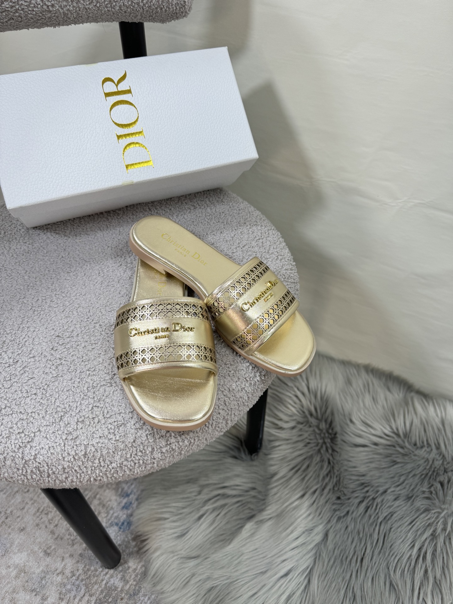 D style Hollow flat slippers