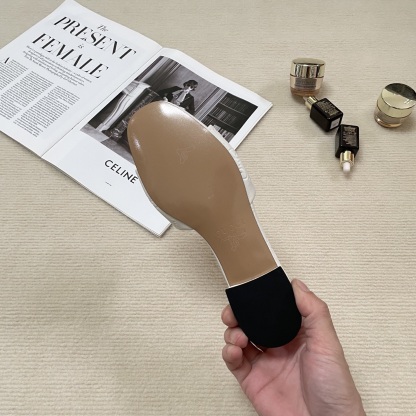 G style Embossed flat slippers Casual sandals