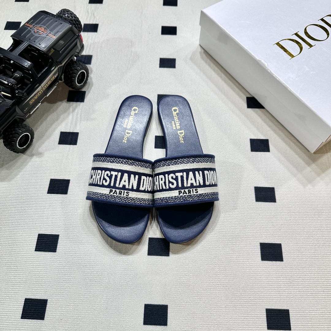 D style Embroidered flat slippers