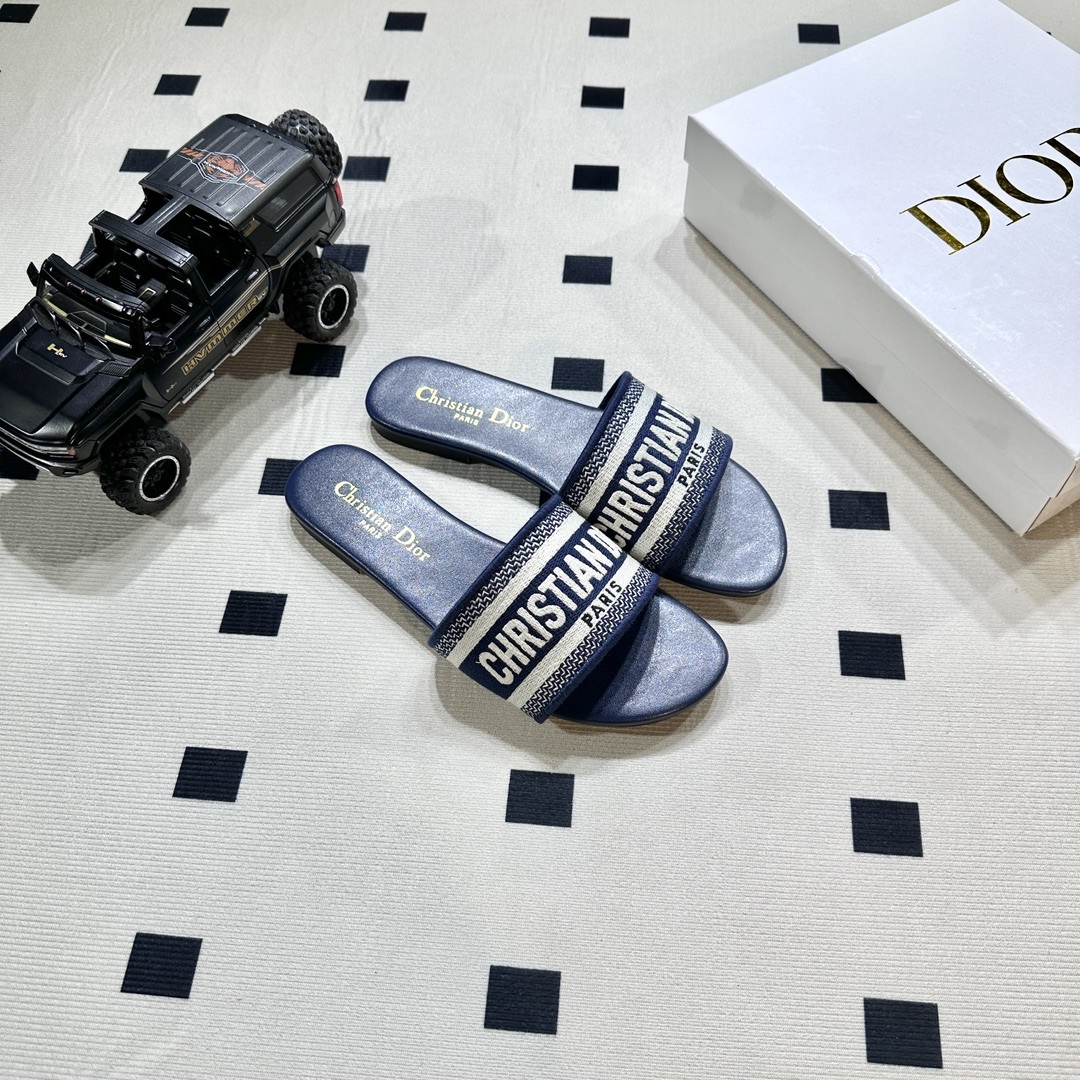 D style Embroidered flat slippers