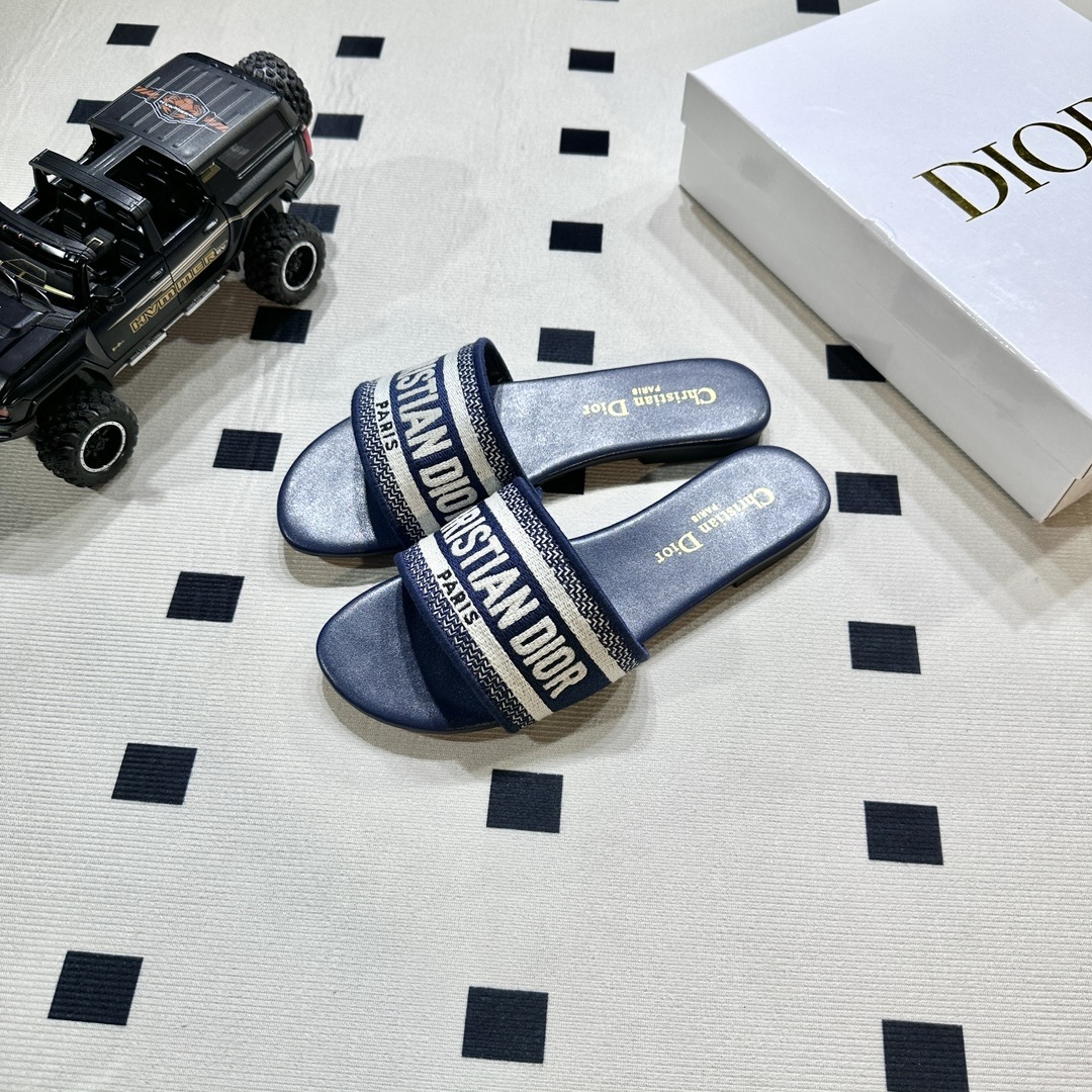 D style Embroidered flat slippers