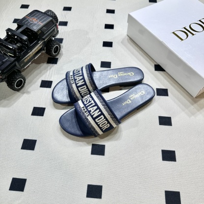 D style Embroidered flat slippers