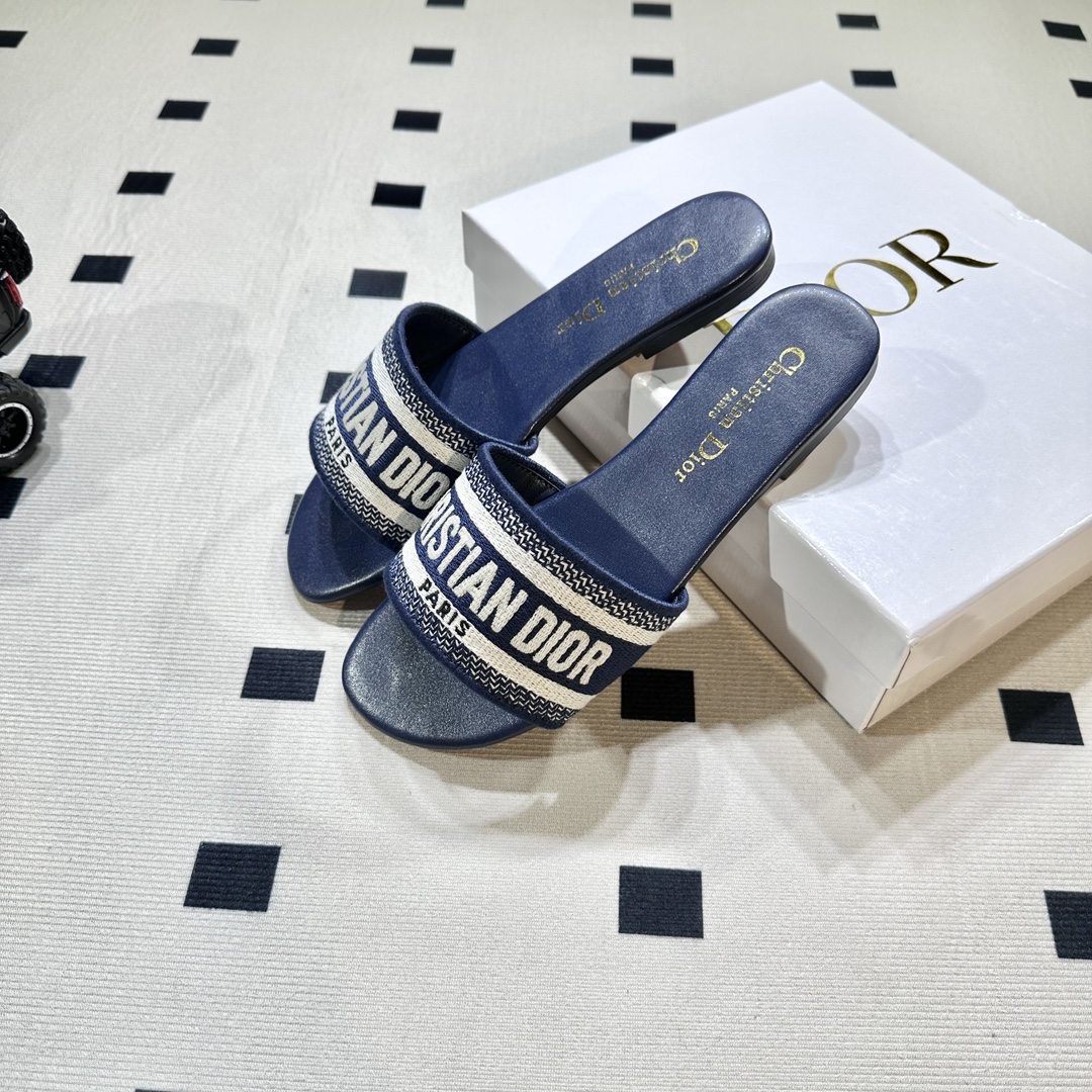 D style Embroidered flat slippers