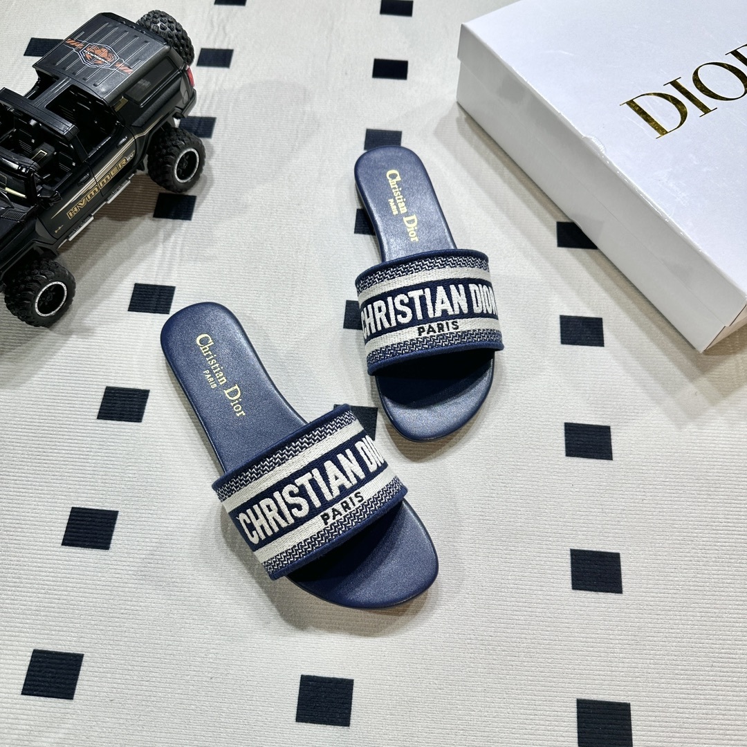 D style Embroidered flat slippers