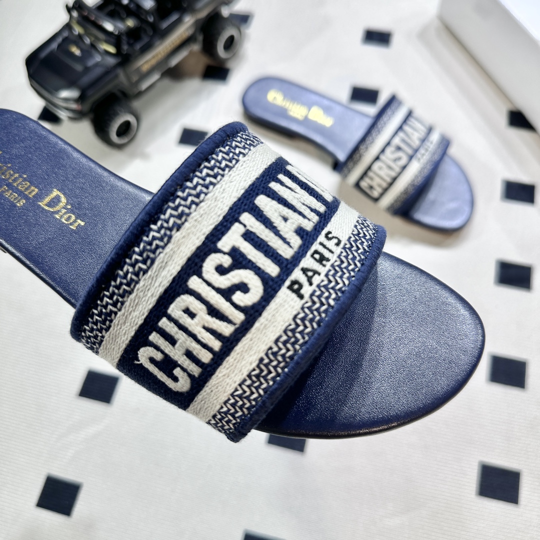 D style Embroidered flat slippers