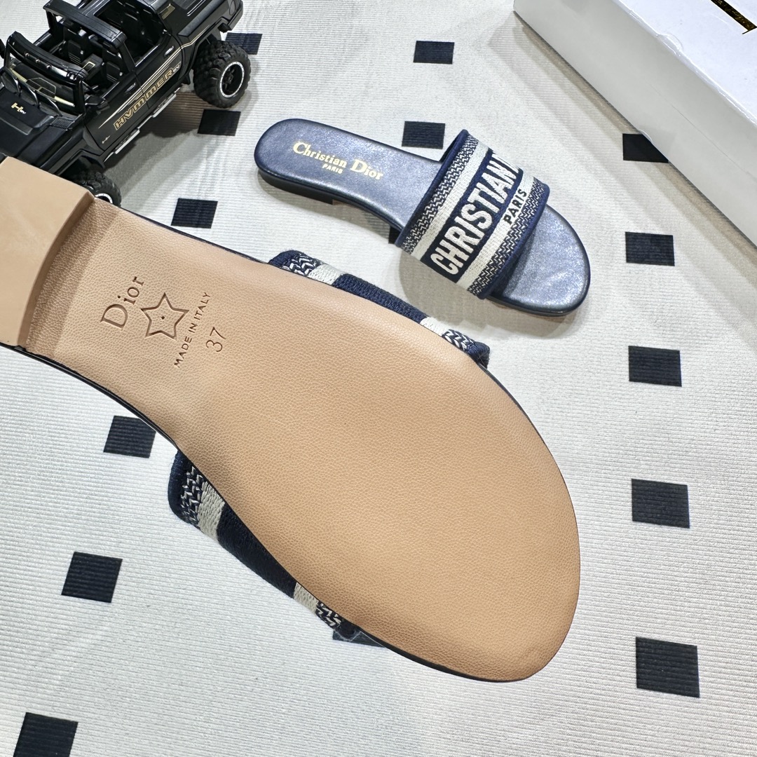 D style Embroidered flat slippers