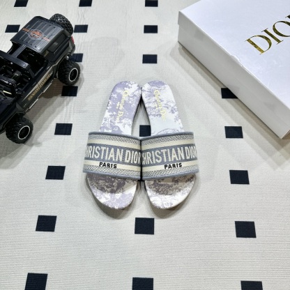 D style Embroidered flat slippers