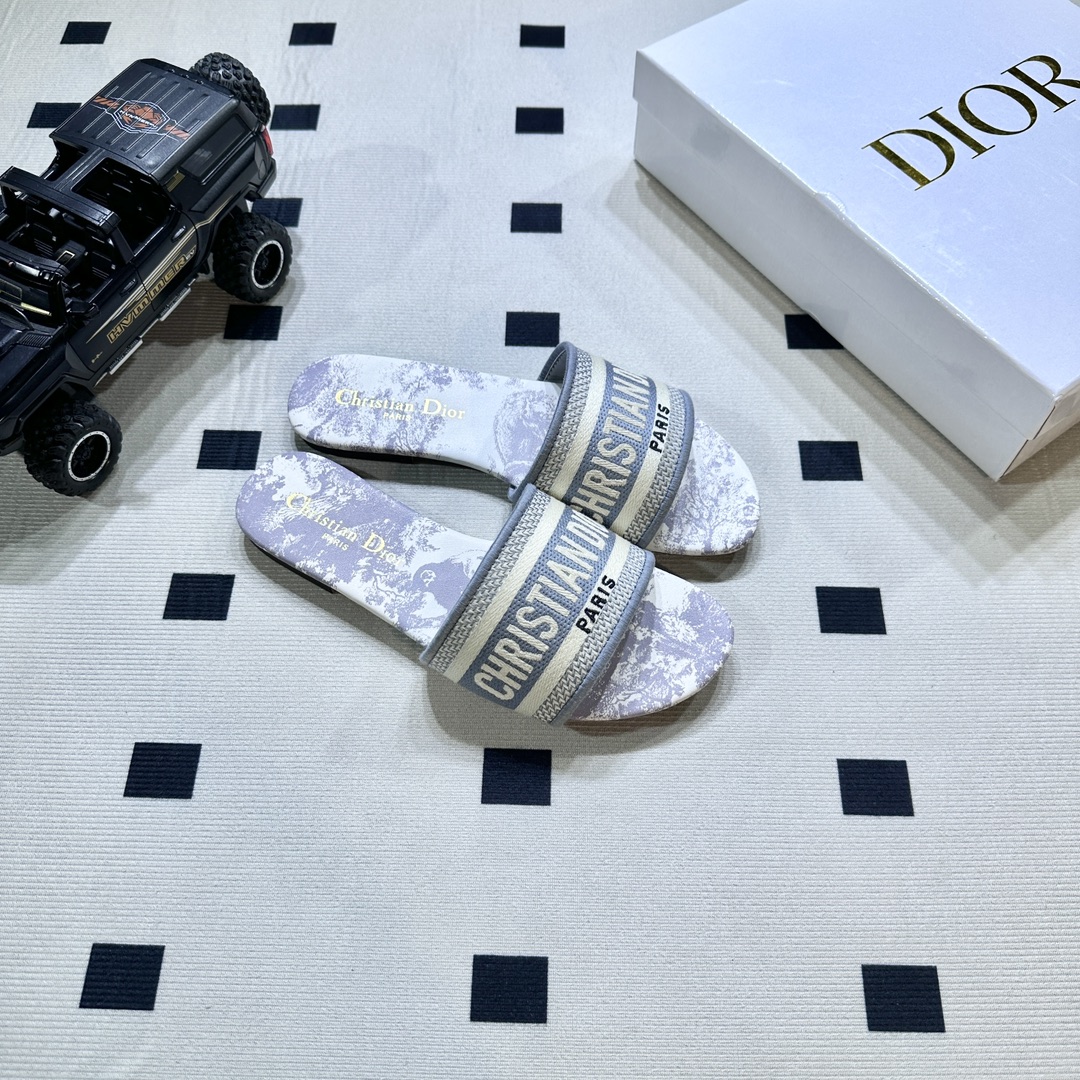 D style Embroidered flat slippers