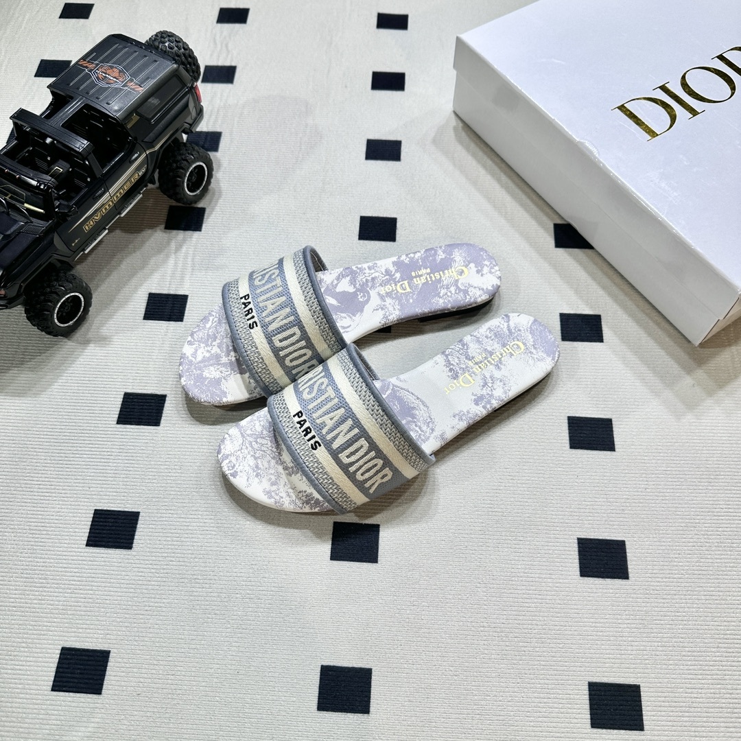 D style Embroidered flat slippers