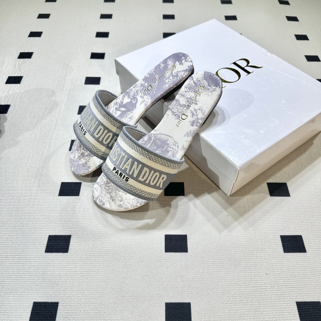 D style Embroidered flat slippers