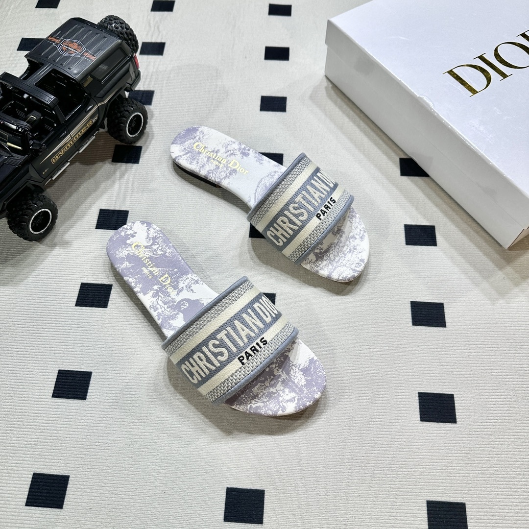 D style Embroidered flat slippers