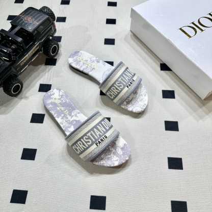 D style Embroidered flat slippers