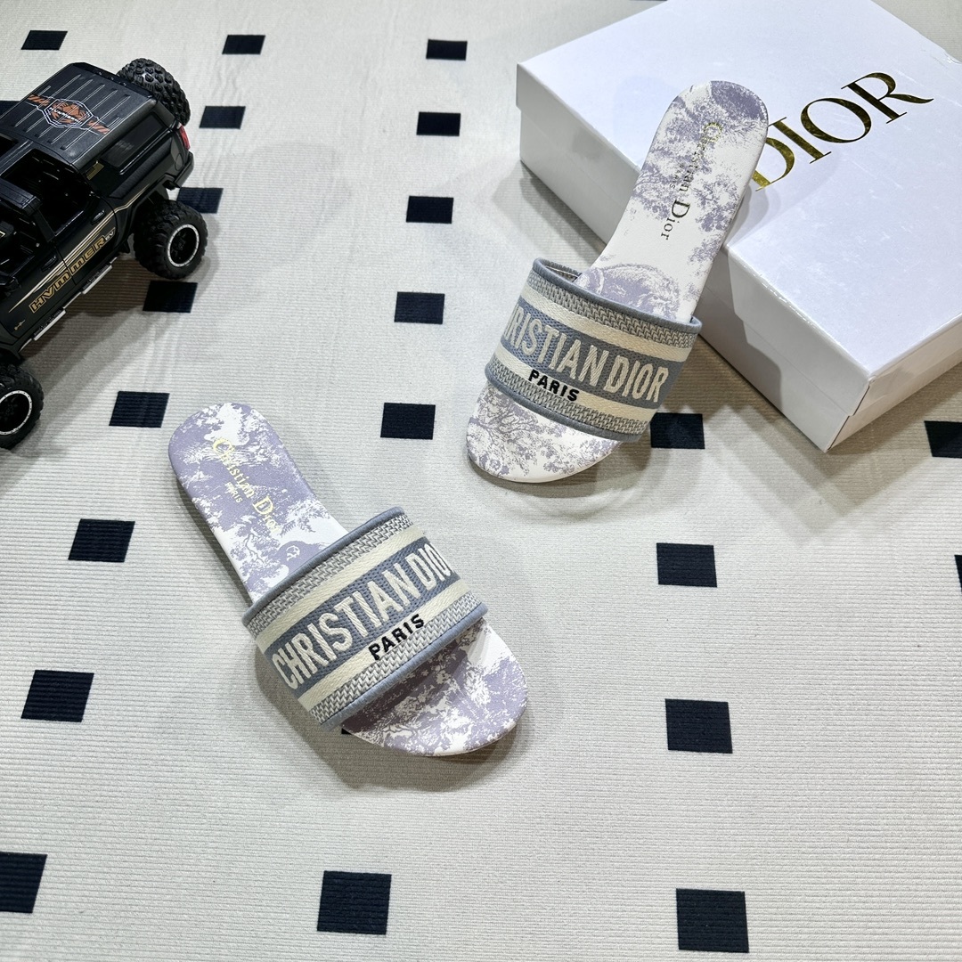 D style Embroidered flat slippers