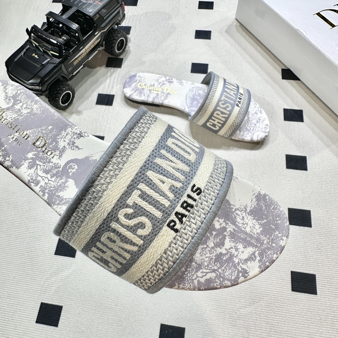 D style Embroidered flat slippers