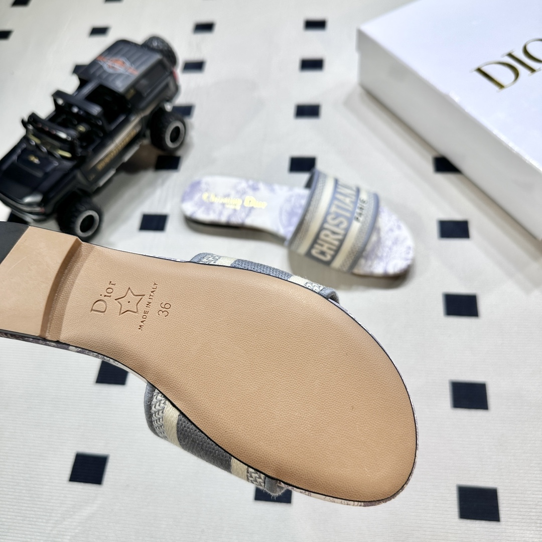 D style Embroidered flat slippers