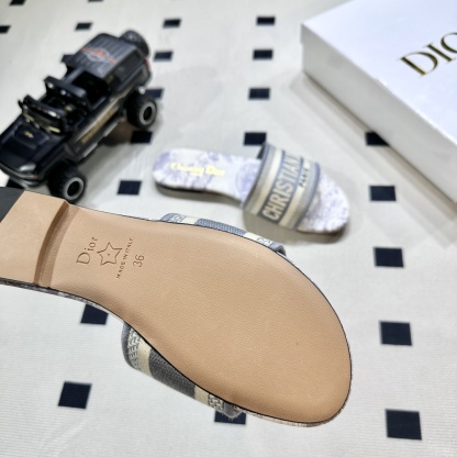 D style Embroidered flat slippers