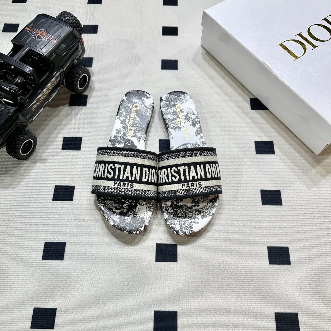 D style Embroidered flat slippers