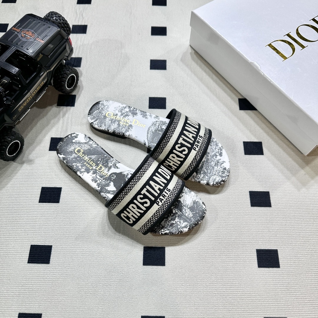 D style Embroidered flat slippers