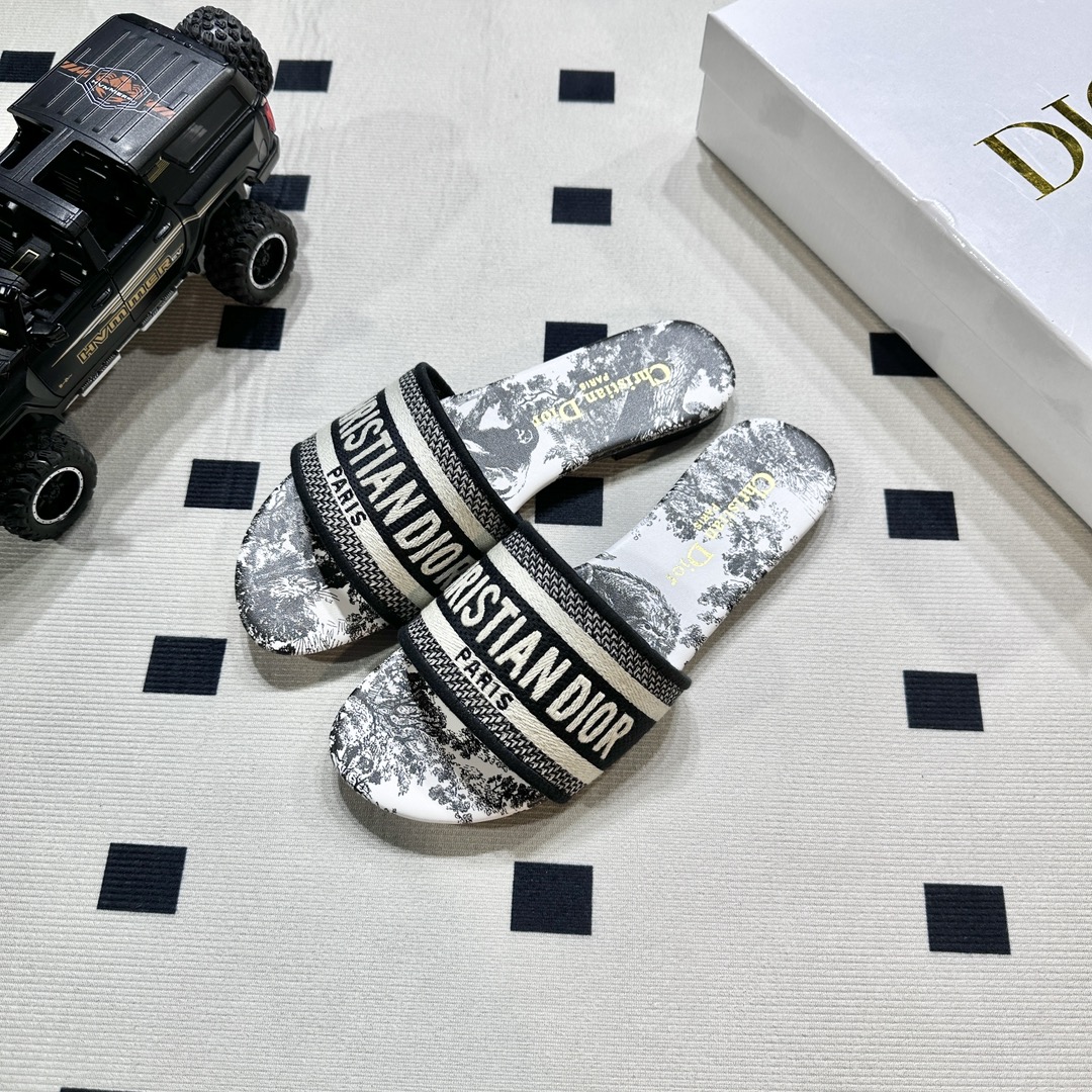 D style Embroidered flat slippers