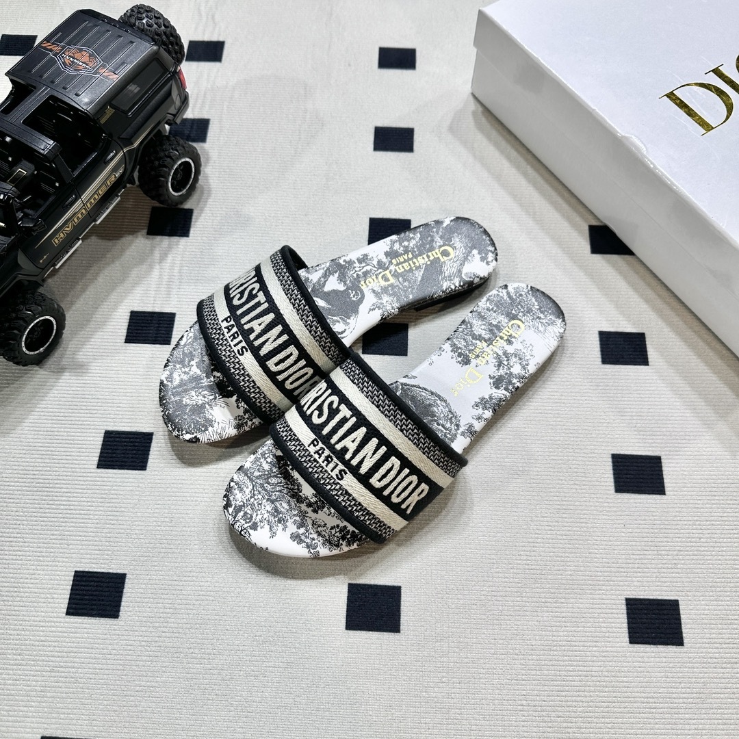 D style Embroidered flat slippers