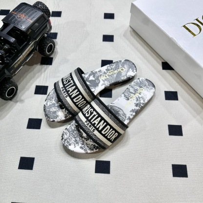 D style Embroidered flat slippers