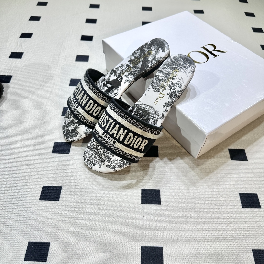 D style Embroidered flat slippers